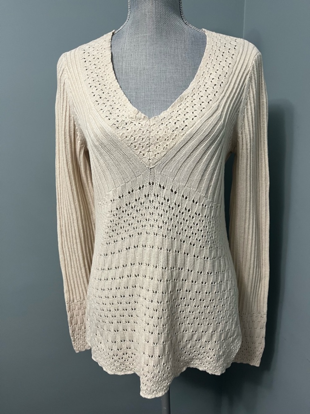 CALVIN KLEIN Jeans V-neck pointelle knit sweater in a cream color size medium